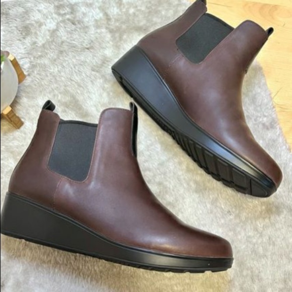 COLE HAAN women’s boots size 9